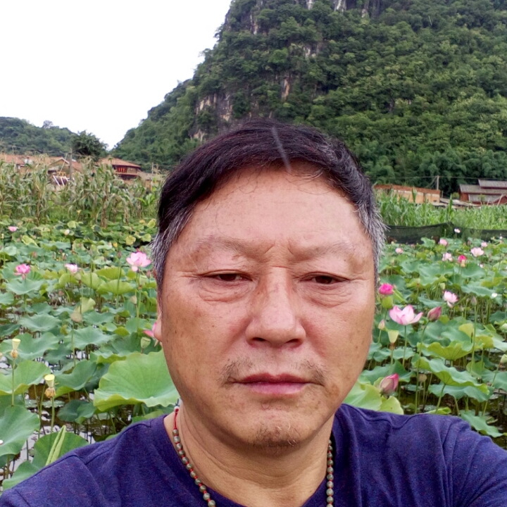 车辆右转弯实线在非机动车道属于违章吗?