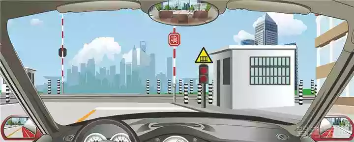 驾驶机动车怎样安全通过铁路道口？