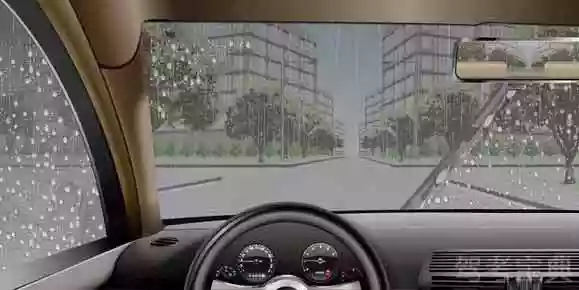 如图所示，在这种情况下通过路口，驾驶人应减速或者停车观察，以应对两侧路口可能出现的危险。