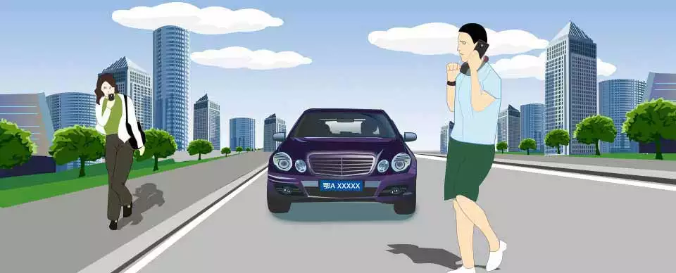 如图所示，驾驶机动车遇到这种情况，要减速慢行，同时持续鸣喇叭提醒行人注意查看路况。