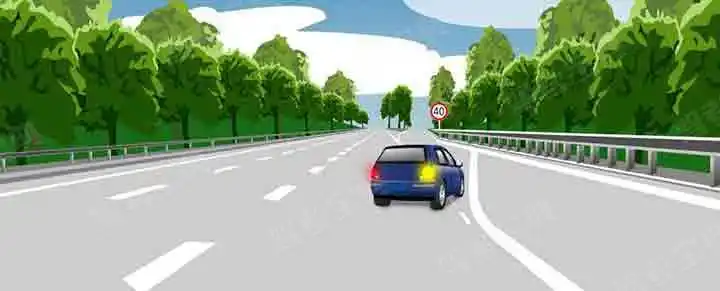 这辆小型载客汽车驶离高速公路行车道的方法是正确的。