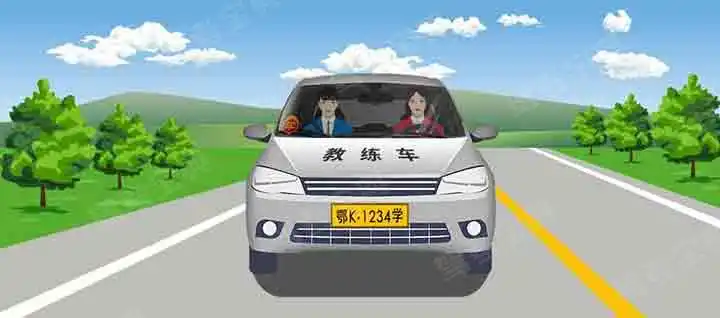 允许自学直考人员使用图中教练车，在“学车专用签注指导人员”随车指导下学习驾驶。