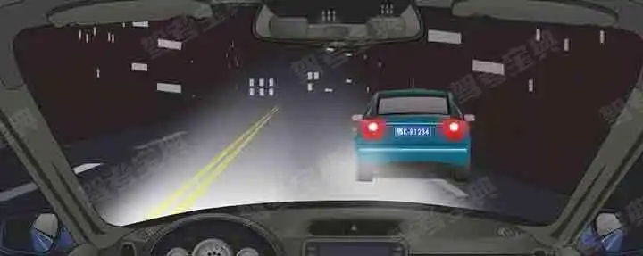 在图中这种环境超车时，要先变换远近光灯告知前车，待前车让行后，开启远光灯超越。