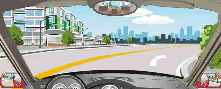 该车道路面导向箭头提示前方道路右侧有路口。