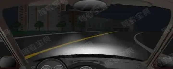 在这种急弯道路上行车，应该使用什么灯光？