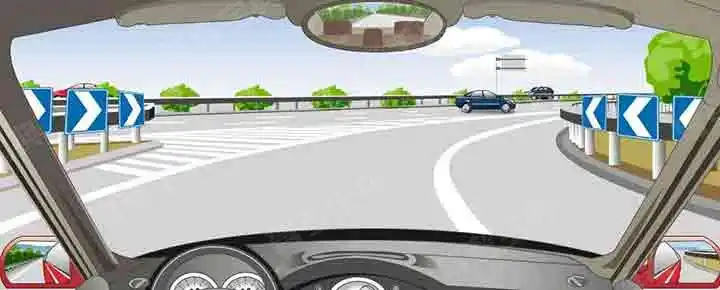 路两侧的标志提示前方道路线形变化。