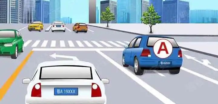 如图所示，A车若想左转，以下做法正确的是什么？