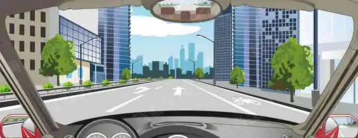 该车道路面导向箭头指示前方道路仅可直行。