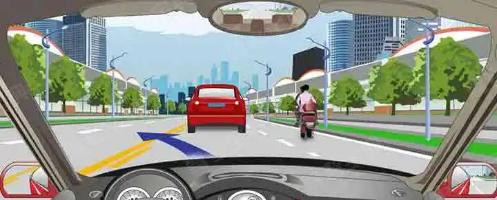 路中心黄色虚实线指示允许暂时越过超车。