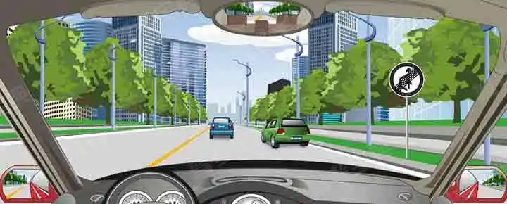 这个标志表示前方路段不允许超车。
